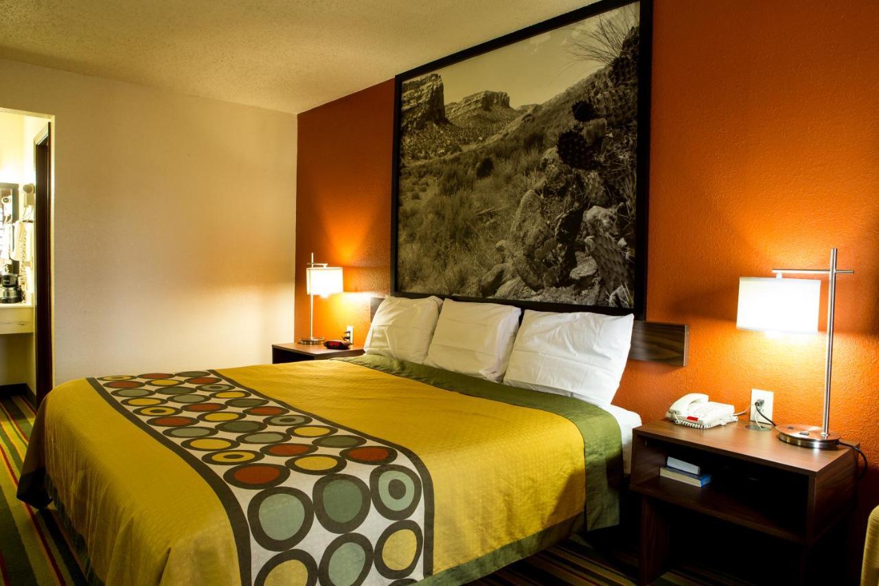 Super 8 By Wyndham Woodward Hotel Buitenkant foto