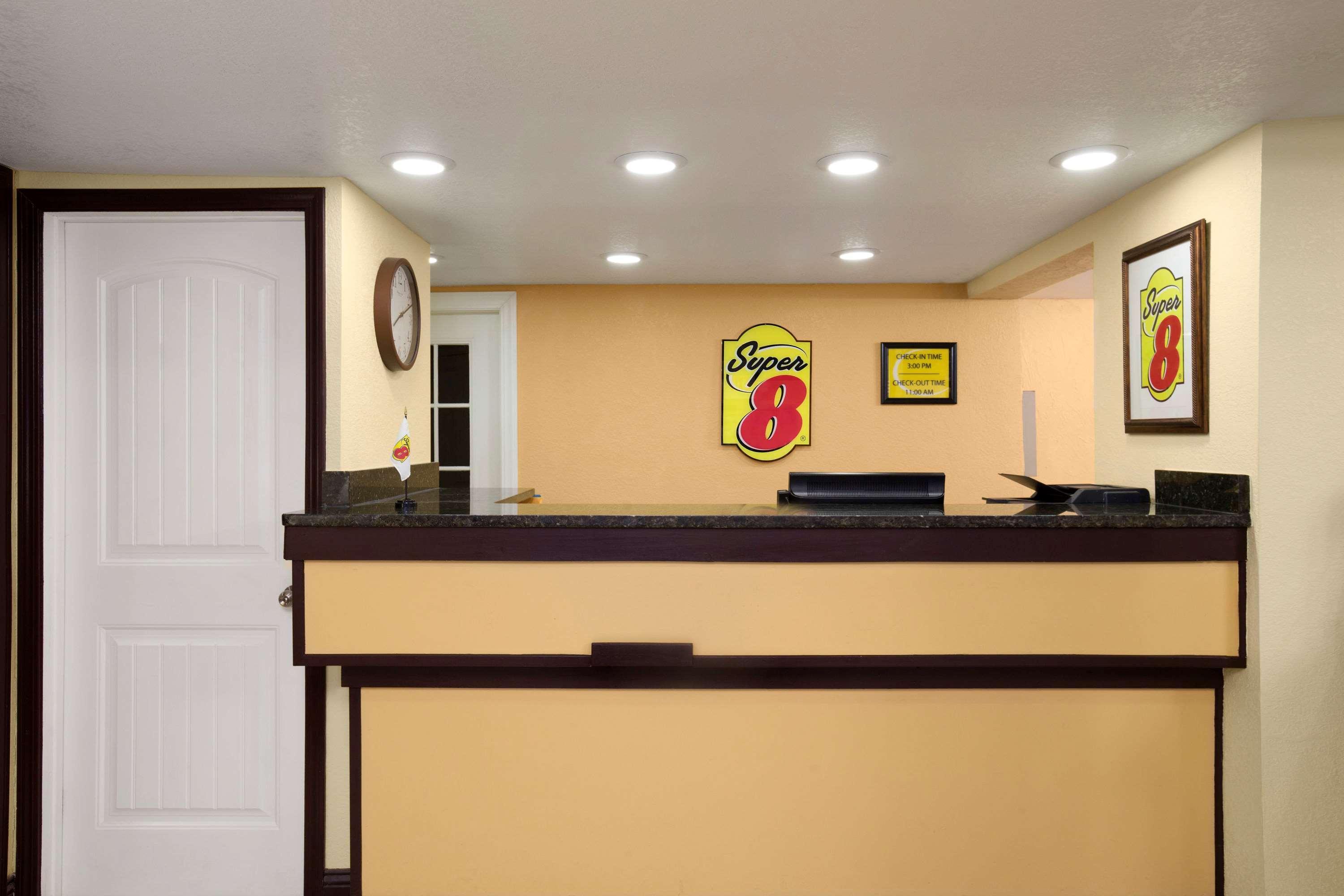 Super 8 By Wyndham Woodward Hotel Buitenkant foto