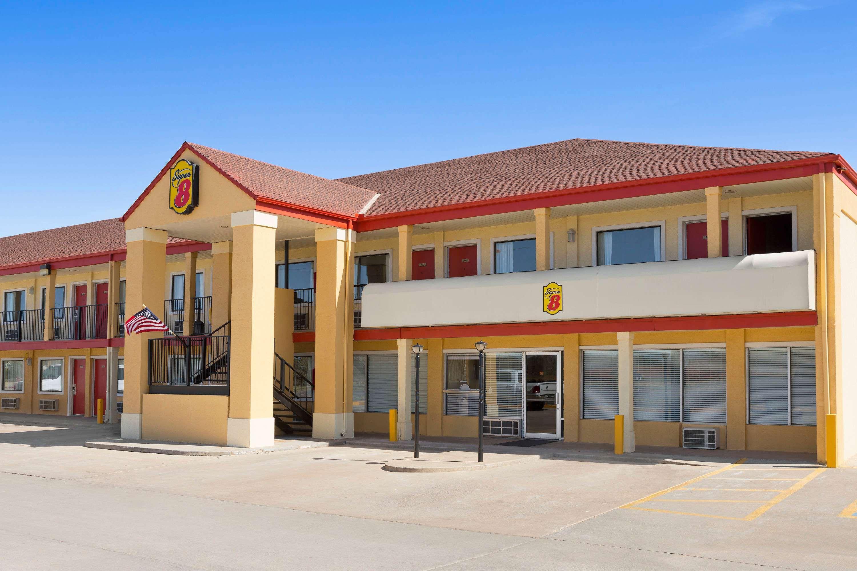 Super 8 By Wyndham Woodward Hotel Buitenkant foto