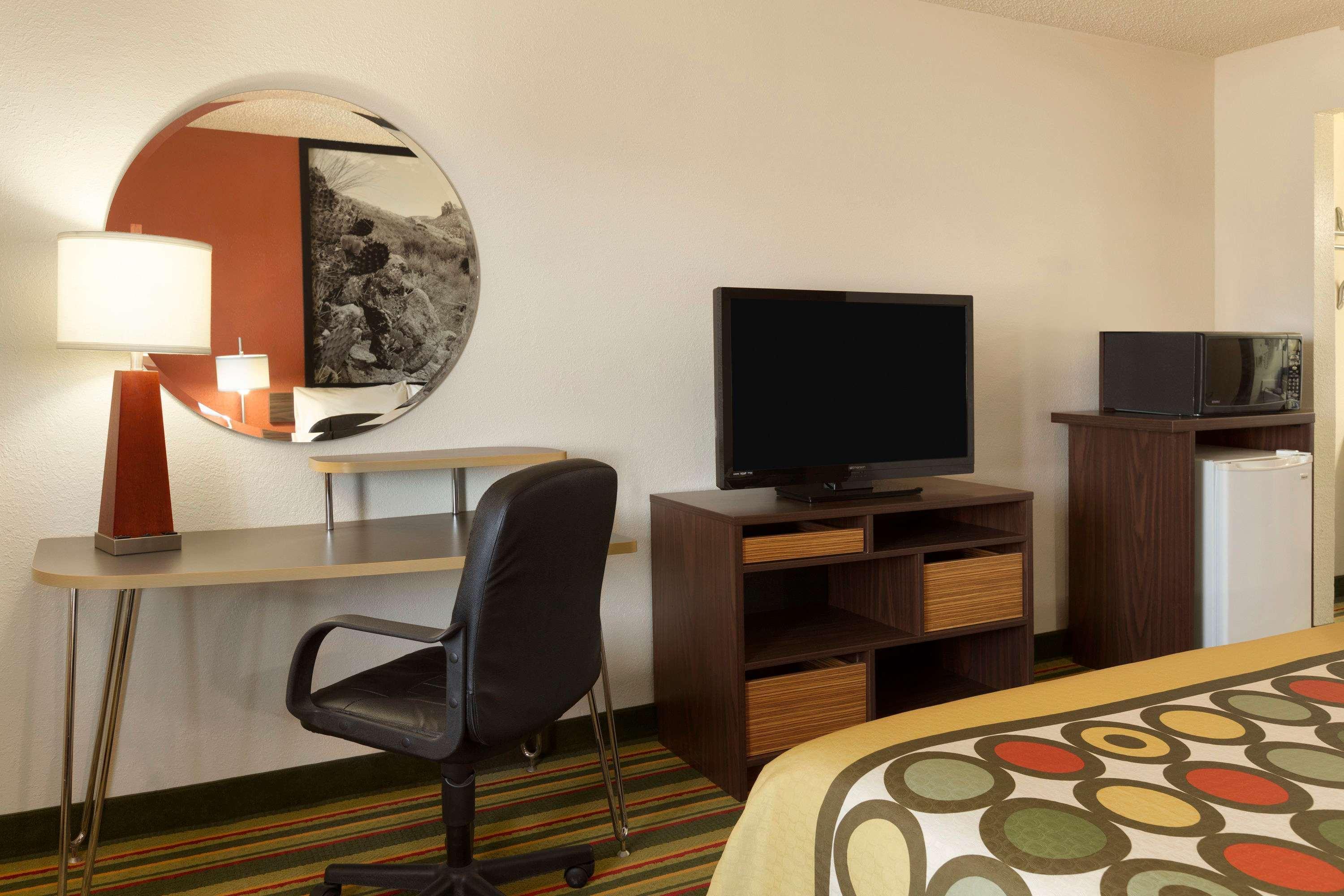 Super 8 By Wyndham Woodward Hotel Buitenkant foto